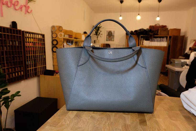 The Ursula handbag model with short handles & detachable shoulderstrap 5