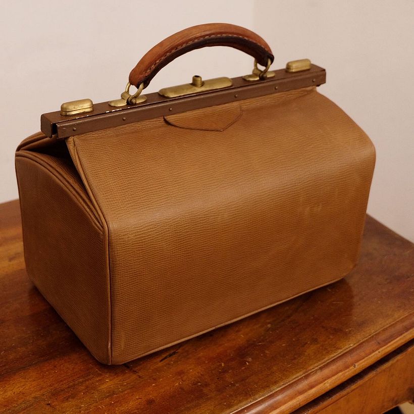 A new body for a 100-year old frame of this doctors bag 1