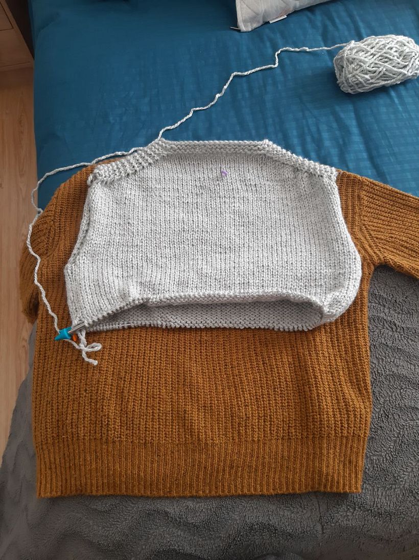 Aca lo estoy comparando con uno que tengo para saber que tan largo lo tenia que hacer