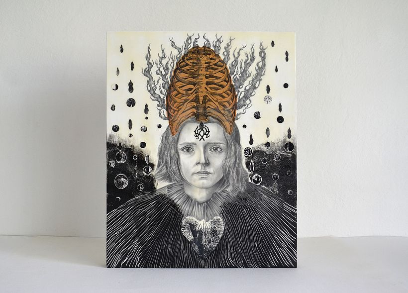 Collage Encáustico, técnica mixta sobre bastidor de madera. Titulada: Mujer cuervo 2
