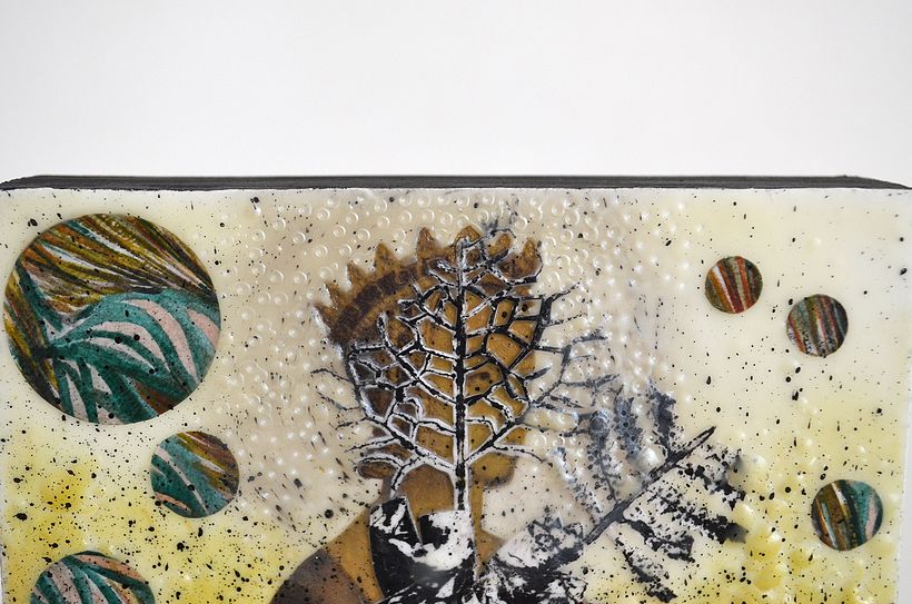 Collage Encáustico, técnica mixta sobre bastidor de madera. Titulada: Embuste del nimbo 8