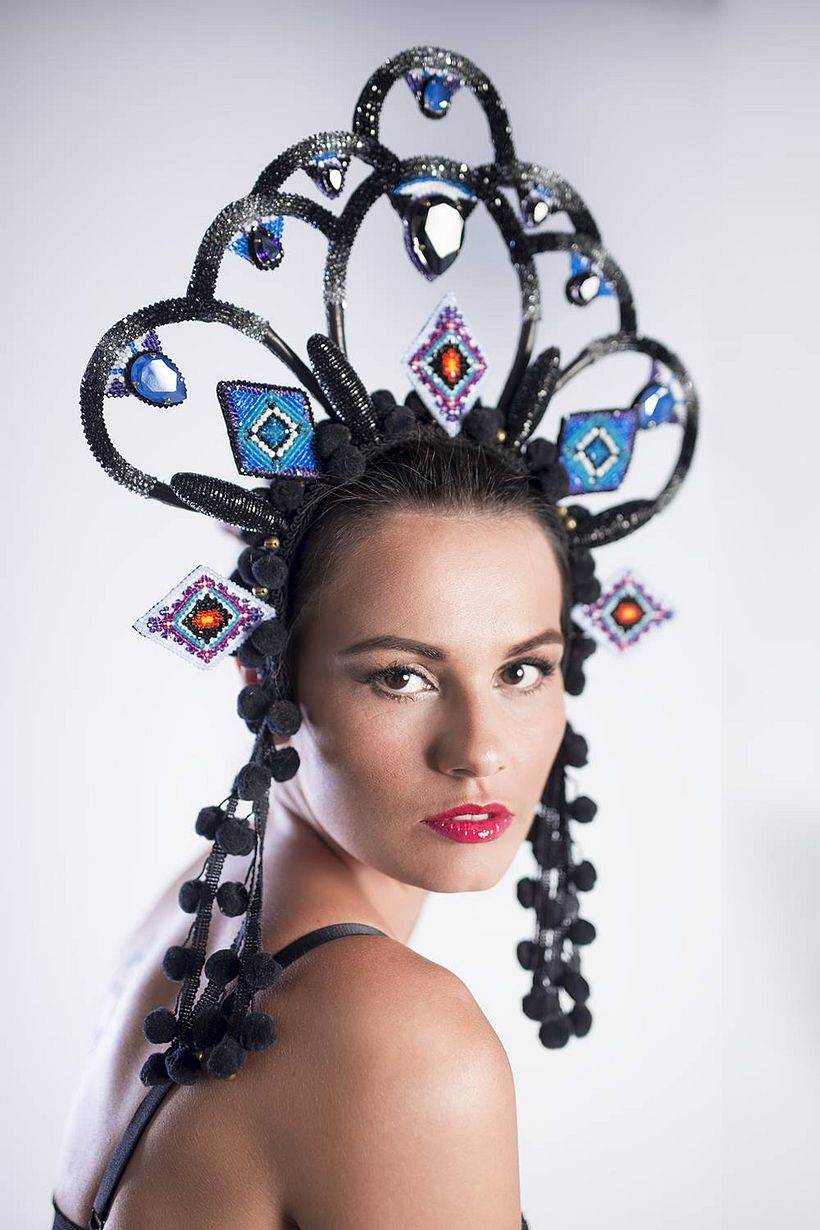 Copricapo ricamato con i cristalli  - Diseño de moda