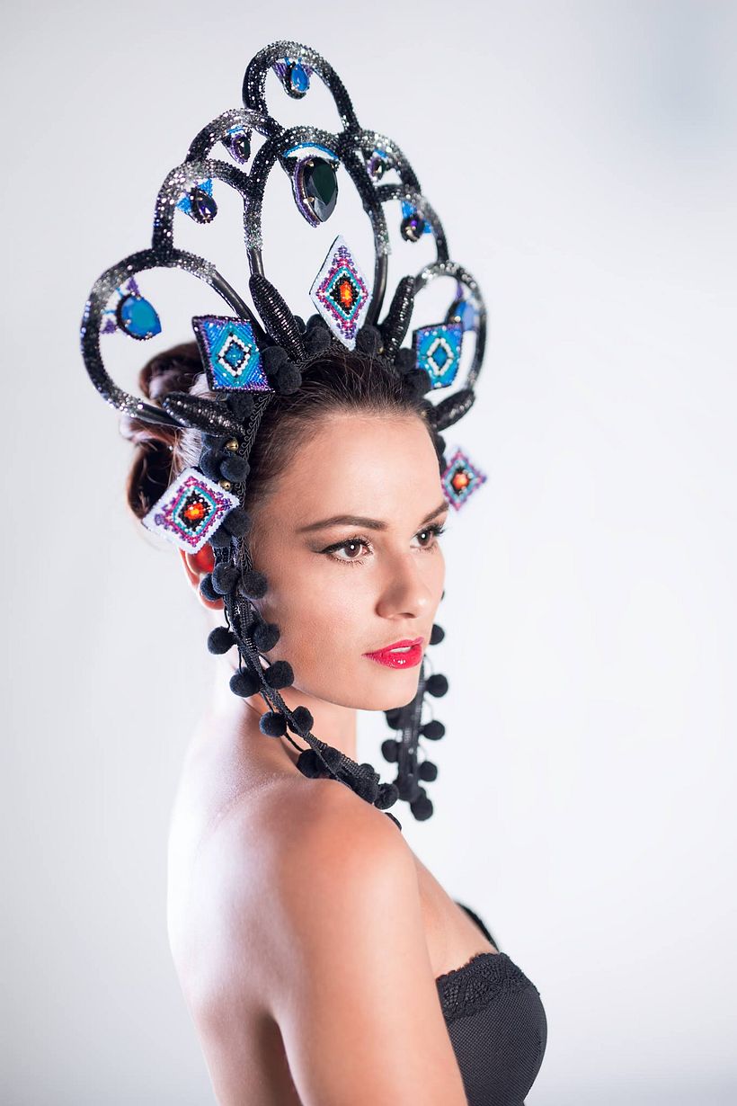 Copricapo ricamato con i cristalli  - Diseño de moda