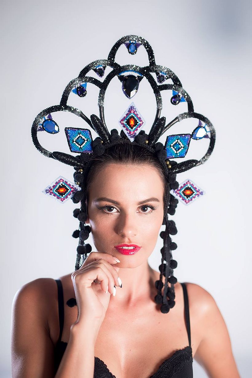 Copricapo ricamato con i cristalli  - Diseño de moda