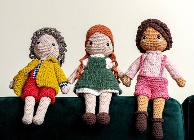 Ejemplos de amigurumi con diseño de vestuario y complementos de Ameskeria. 