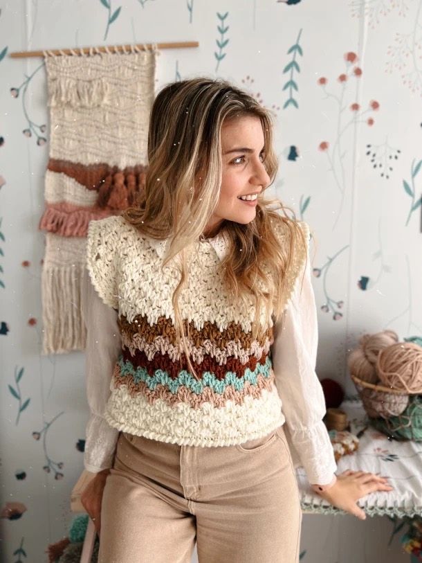 Le "gilet tournesol" est un vêtement conçu et créé par Alelí Deco Crochet.