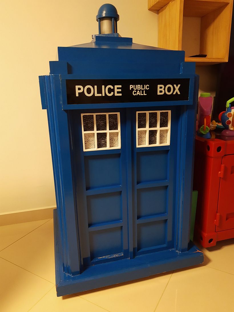 Feito com MDF e palets recuperados de caçambas 