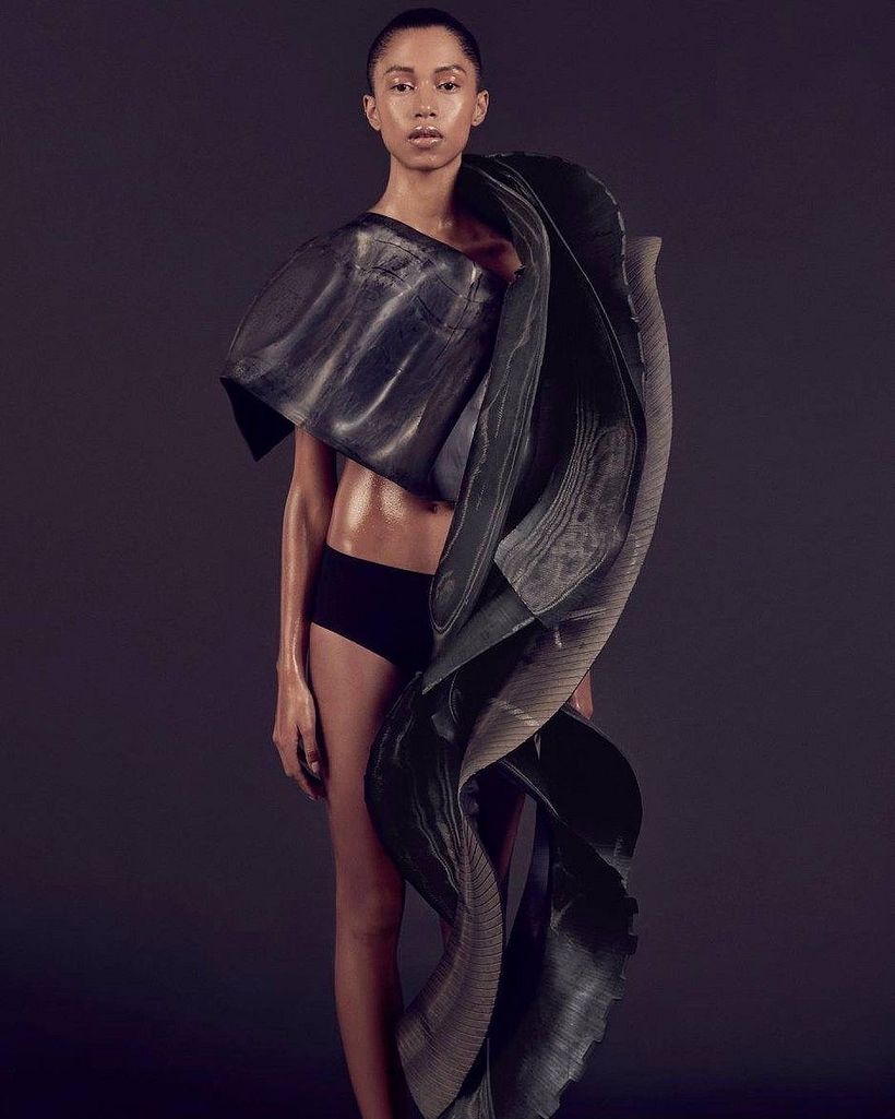 Fotos: Marcio Simnch / Styling: Daniel Ueda / Intervenção artística (“roupas”): Lucius Vilar