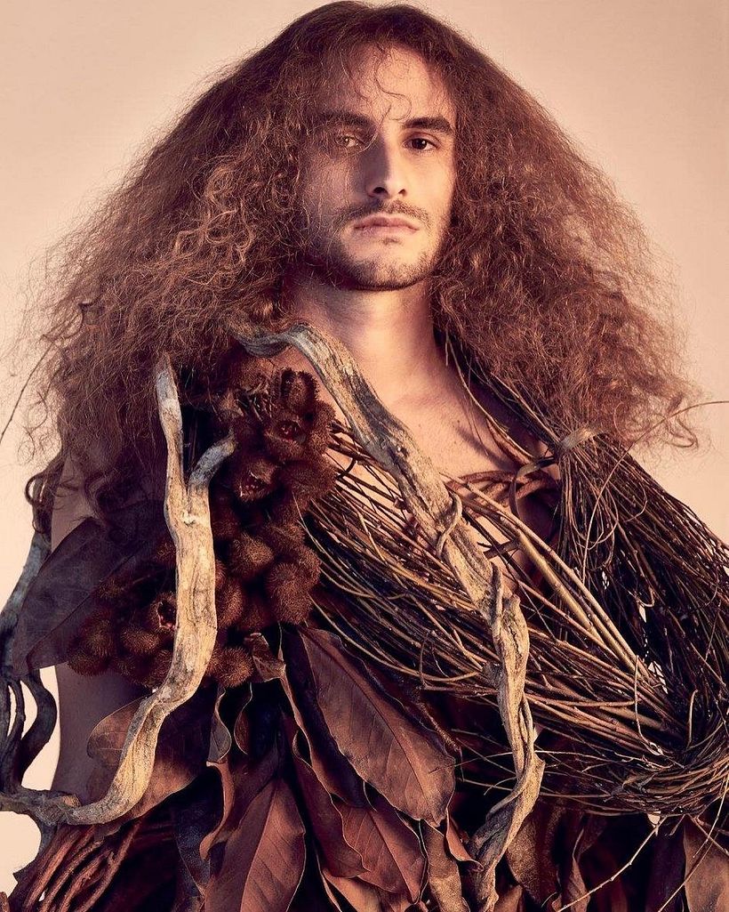 Fotos: Marcio Simnch / Styling: Daniel Ueda / Intervenção artística (“roupas”): Lucius Vilar