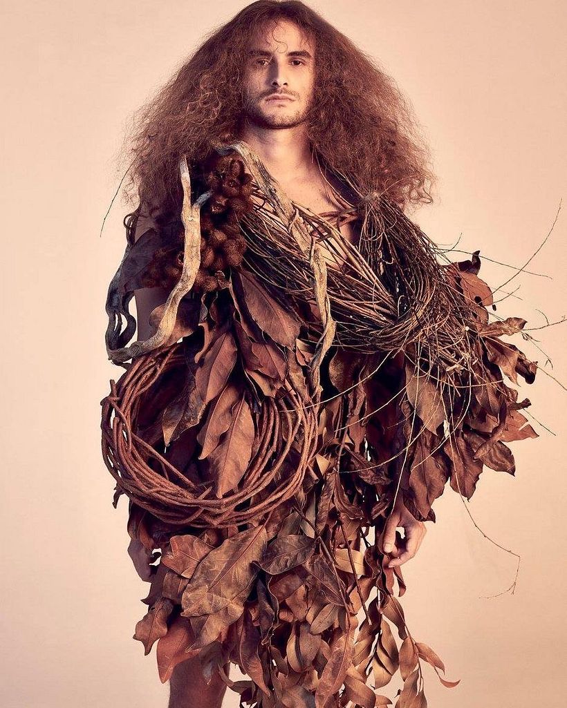 Fotos: Marcio Simnch / Styling: Daniel Ueda / Intervenção artística (“roupas”): Lucius Vilar