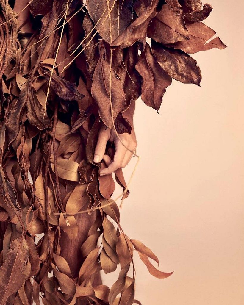Fotos: Marcio Simnch / Styling: Daniel Ueda / Intervenção artística (“roupas”): Lucius Vilar