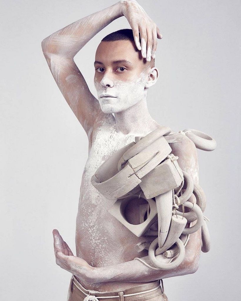 Fotos: Marcio Simnch / Styling: Daniel Ueda / Intervenção artística (“roupas”): Lucius Vilar