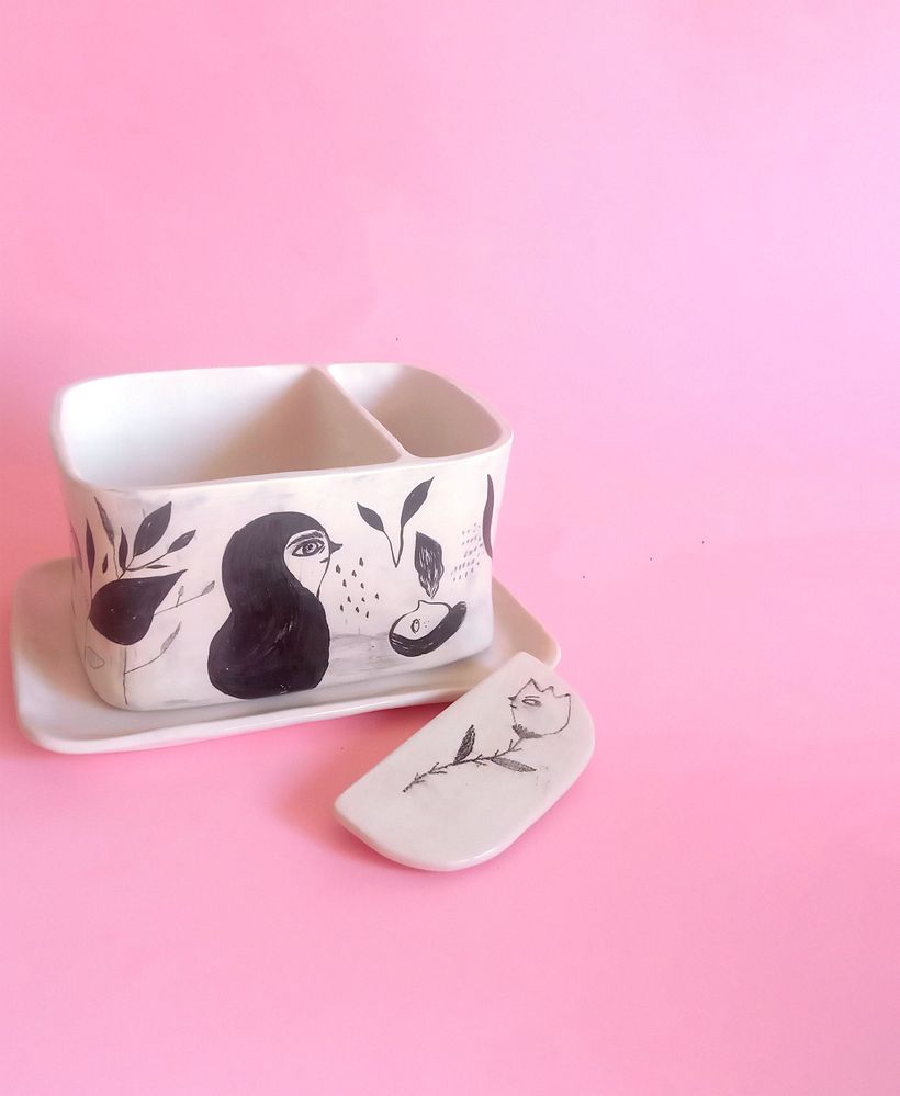 In diesem Topf habe ich zusätzlich zum Schlicker einen Keramikstift verwendet.