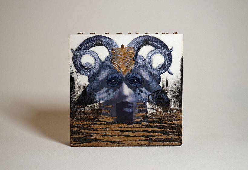 Collage encáustico, técnica mixta sobre bastidor de madera.