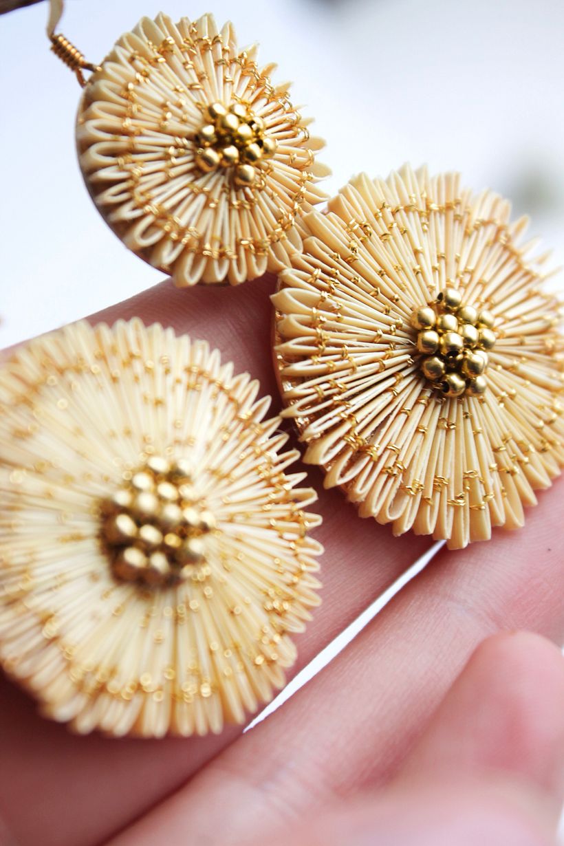 close up sur les boucles d'oreilles modèle Marguerite / collection Belle des Champs