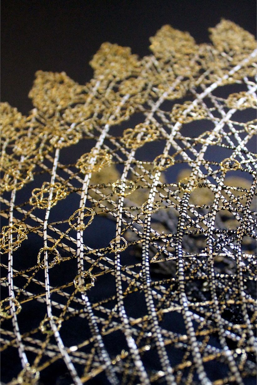 Eventail brodé en paille et fil d'or 3