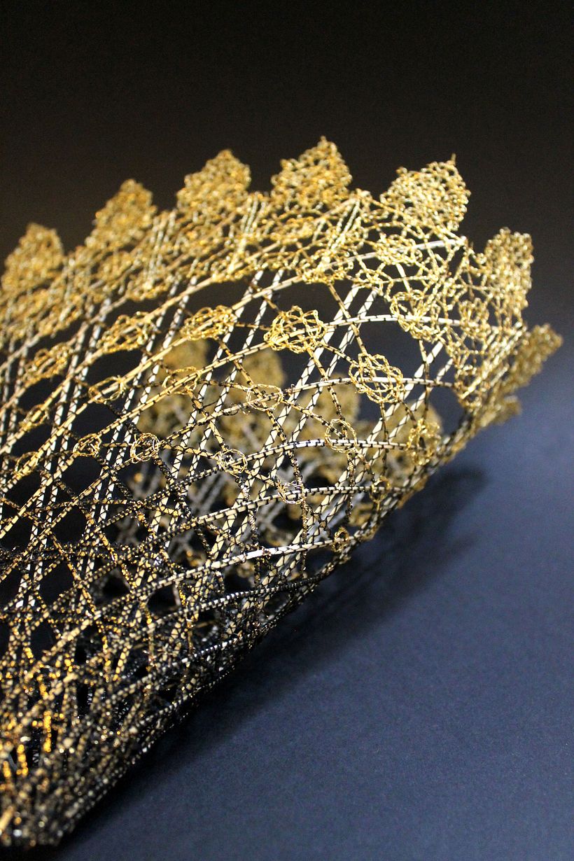 Eventail brodé en paille et fil d'or 4