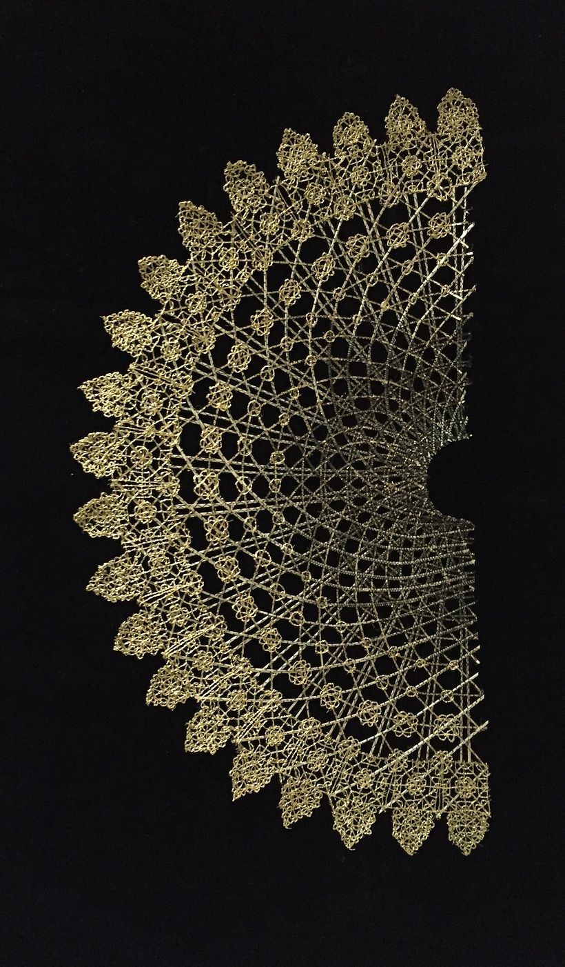 Eventail brodé en paille et fil d'or 2
