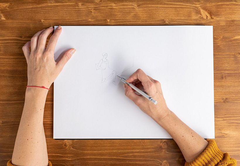 realize the drawing with light pencil
