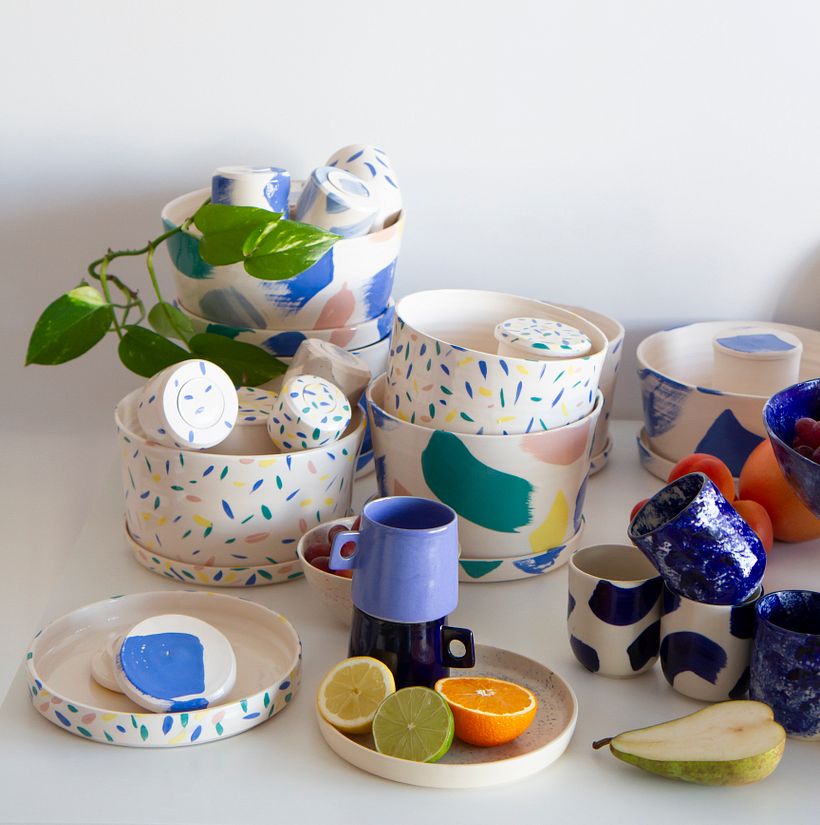 Keramische Stücke von Clarina Ceramics, funktionell und ästhetisch mit einem minimalistischen Design.