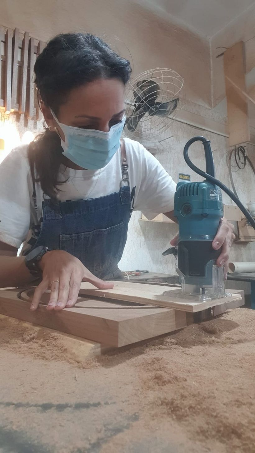 Nas aulas do designer e artista Rodrigo Silveira, em São Paulo. Aí, utilizando um molde na tupia.