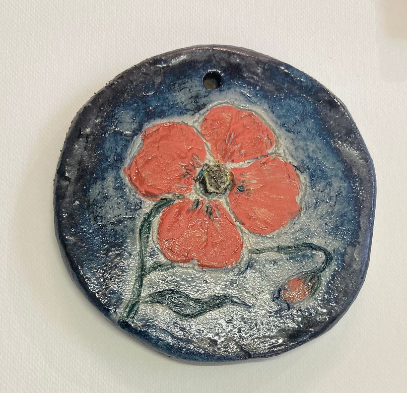Mohn: Engobe, Hintergrund: Oxid nach erstem Brand
