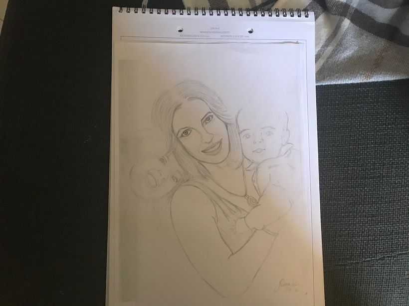 Un boceto de una madre con dos hijos.