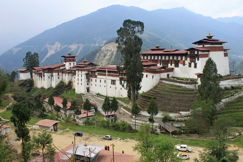 Trongsa Dzong, the largest of the country. It hosts over two hundred monks.