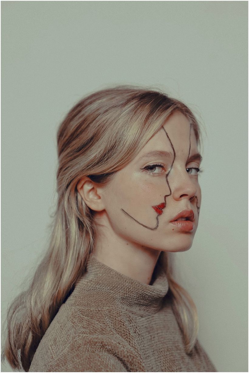 “She/her” selfportrait by nassias (2021). The portrait explores the identity of the the artist and the feeling of being a wom