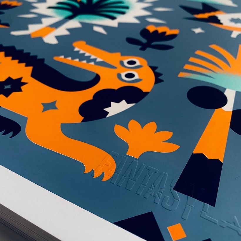 Para certificar su autenticidad, Fantasy Lab le hizo un alto relieve en la esquina, este es un detalle de eso. 