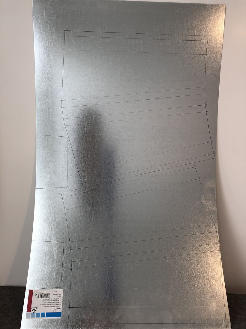 Tracés sur la tôle.