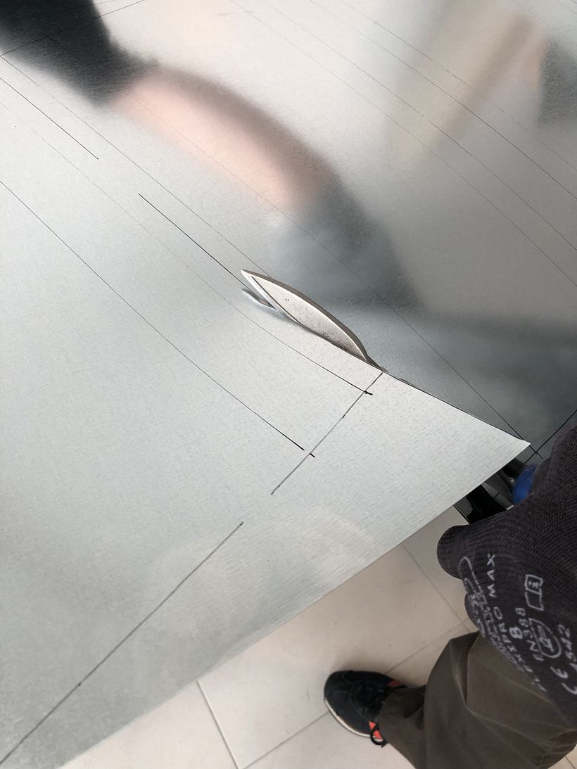 Découpage de la tôle à la cisaille.