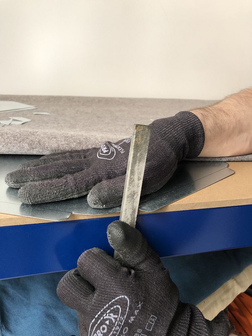 Poncage des bors après découpe.