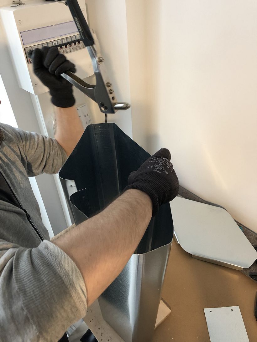 Pour ce premier prototype, nous avions fixé les coques avec des rivets et une pince à rivets.