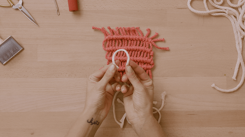 No tiras las cuerdas sobrantes ya que siempre se pueden utilizar para complementar cualquier proyecto.