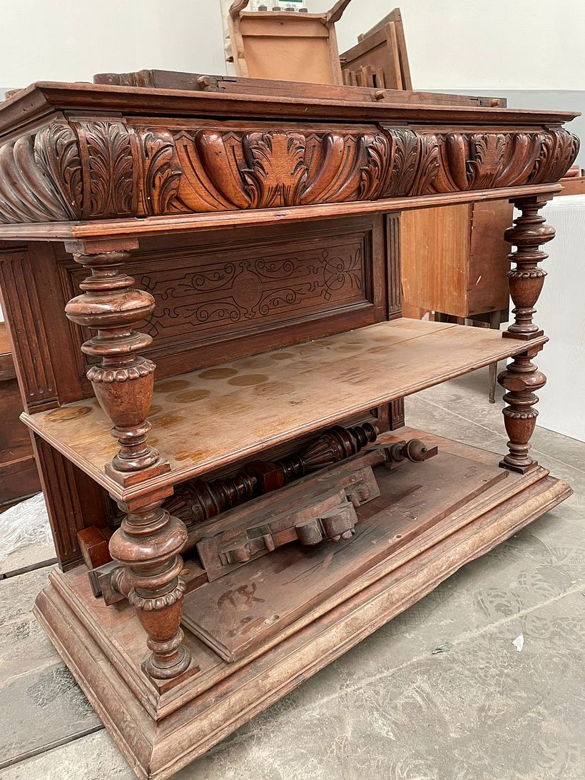 Mueble desarmado antes de ser renovado