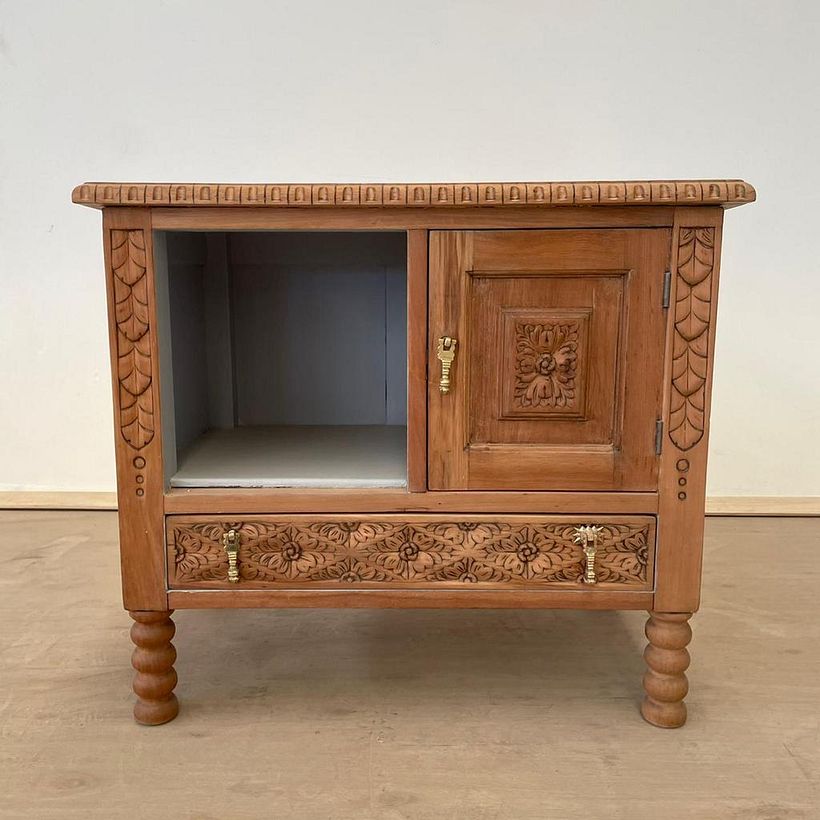 Mueble con técnica mixta