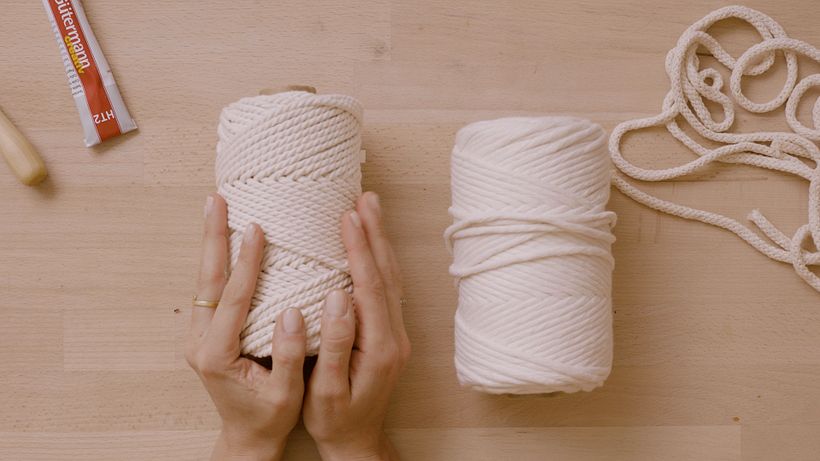 Evita es la lana gruesa si no tienes experiencia con el macramé.