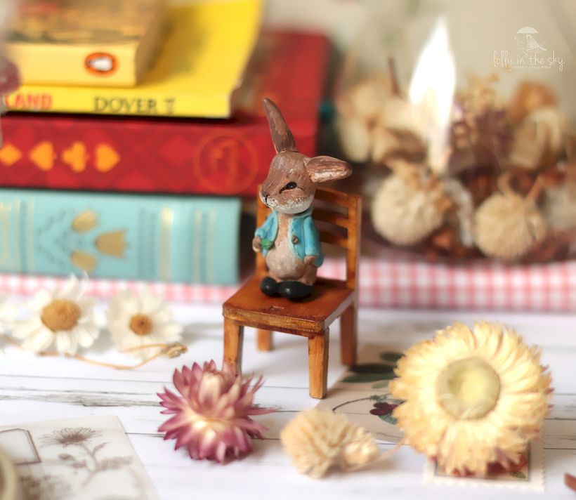 Escultura inspirada no personagem Peter Rabbit (Beatrix Potter). 4 cm de altura, polymer clay. 