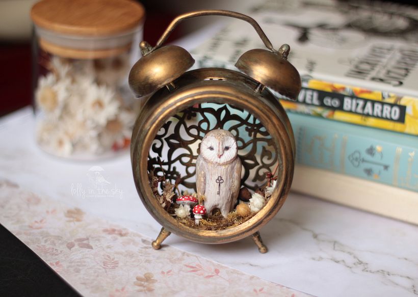 Enfeite com plantas desidratadas e elementos modelados em polymer clay em um arcabouço de relógio antigo (upcycling)