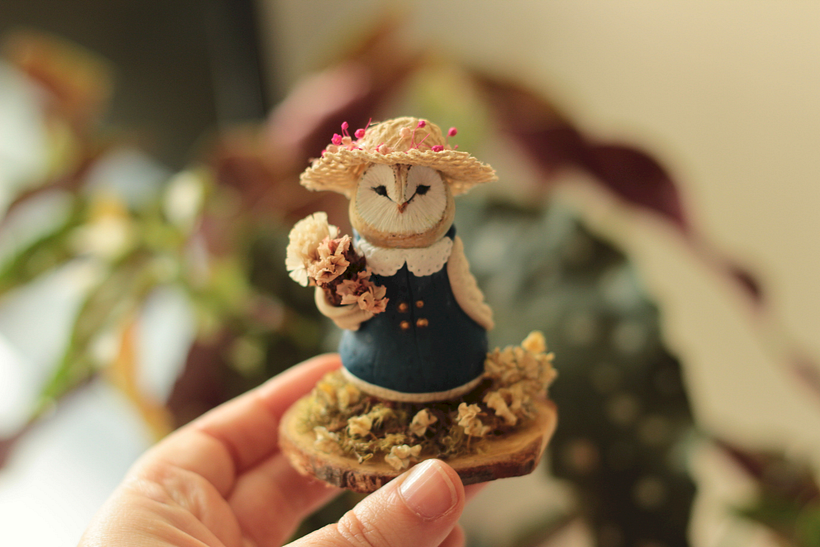 Escultura de coruja florista em polymer clay. Flores reais desidratadas e chapéu de juta. 8 cm de altura.