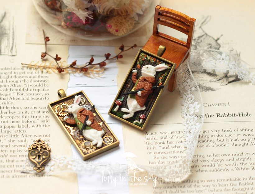 Pingentes com Base em Metal e modelagem em Polymer Clay. Coelho inspirado nas ilustrações originais de John Tenniel