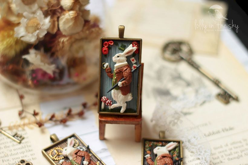 Pingentes com Base em Metal e modelagem em Polymer Clay. Coelho inspirado nas ilustrações originais de John Tenniel