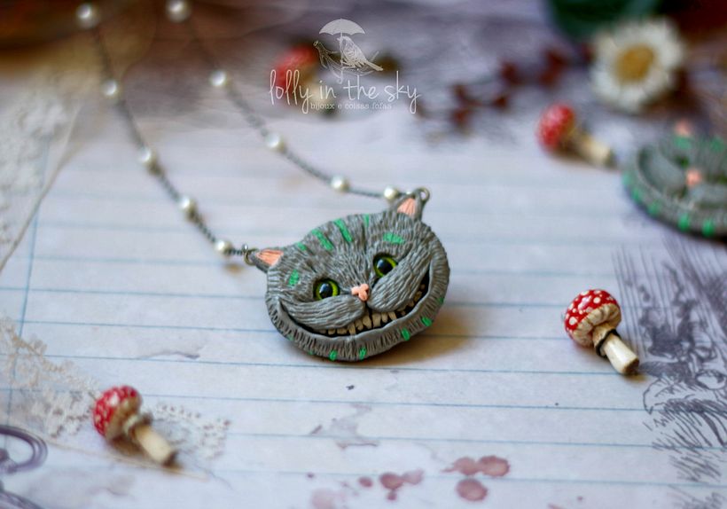 Colar inspirado na versão do gato risonho dos filmes de Tim Burton