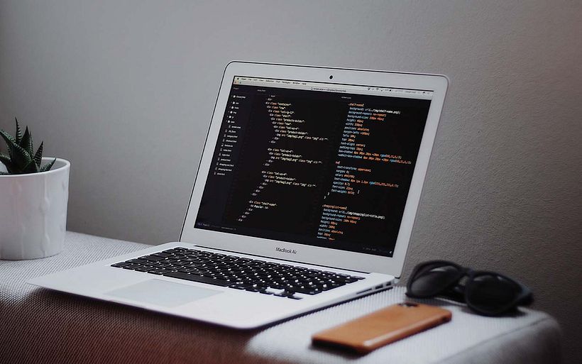 El código es la base del arte IA, pero ya no hace falta saber programar para usarla. Imagen: Goran Ivos en Unsplash.