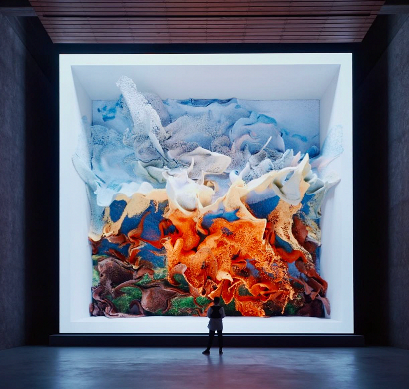 Machine Hallucinations — exposición Nature Dreams en Berlín. Imagen: @refikanadol en Instagram.