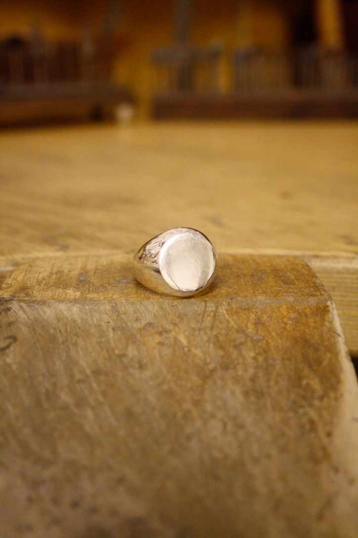 Silver signet on Benchpeg