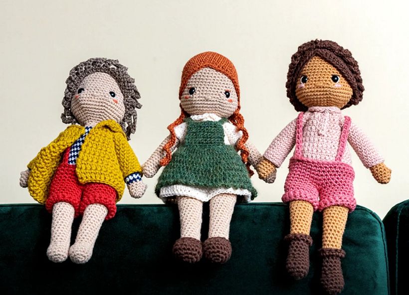 Examples of amigurumi with costume design and accessories by Ameskeria.