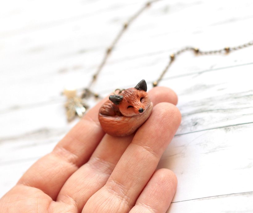 Colar com pingente de raposinha esculpido em polymer clay