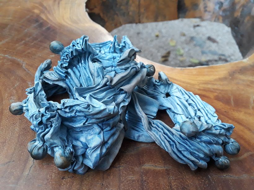 colar 3D com tingimento azul índigo